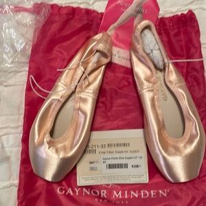 Size 8 Narrow Gaynor Minden Supple Pointe Shoes. New with tags